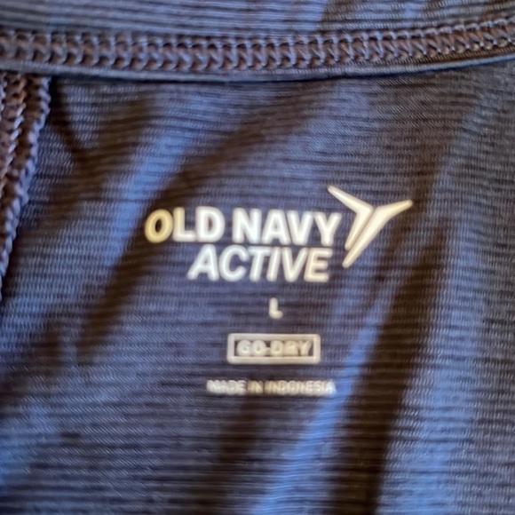 Old Navy Active Go Dry TWO LARGE SHIRTS One is light gray, one is charcoal gray - Picture 4 of 7